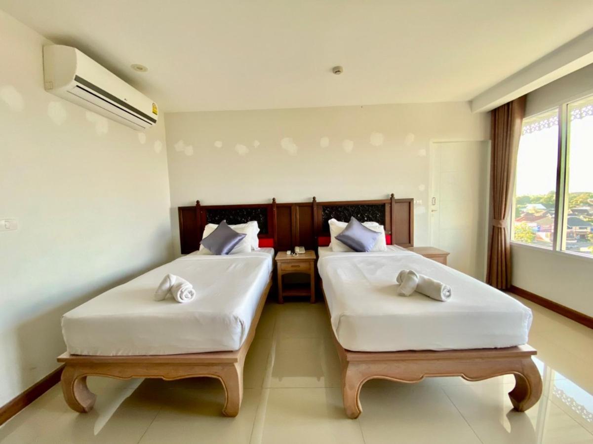 At Ruam Chok Hotel Chiang Mai Exteriör bild