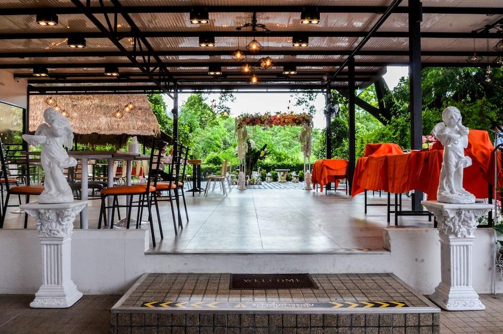 At Ruam Chok Hotel Chiang Mai Exteriör bild