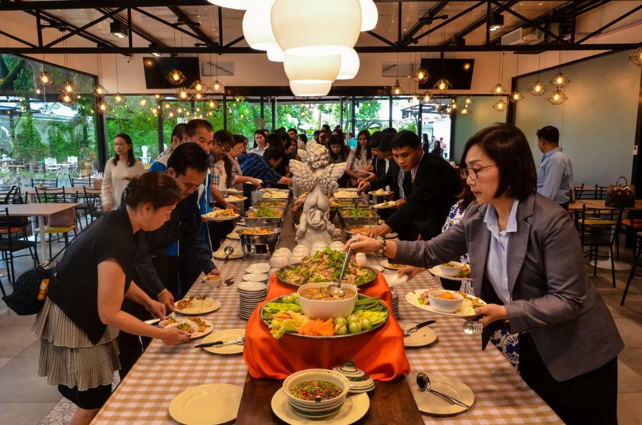 At Ruam Chok Hotel Chiang Mai Exteriör bild