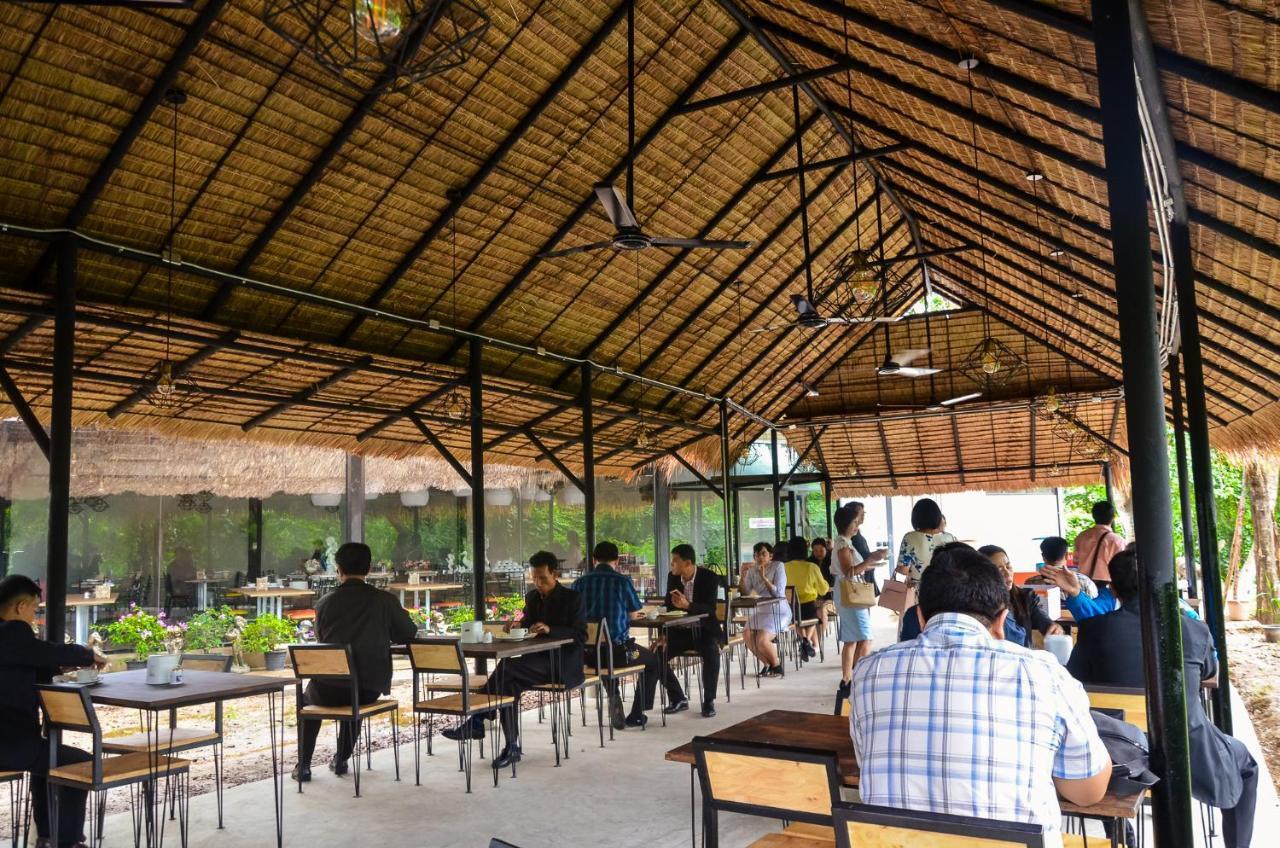 At Ruam Chok Hotel Chiang Mai Exteriör bild